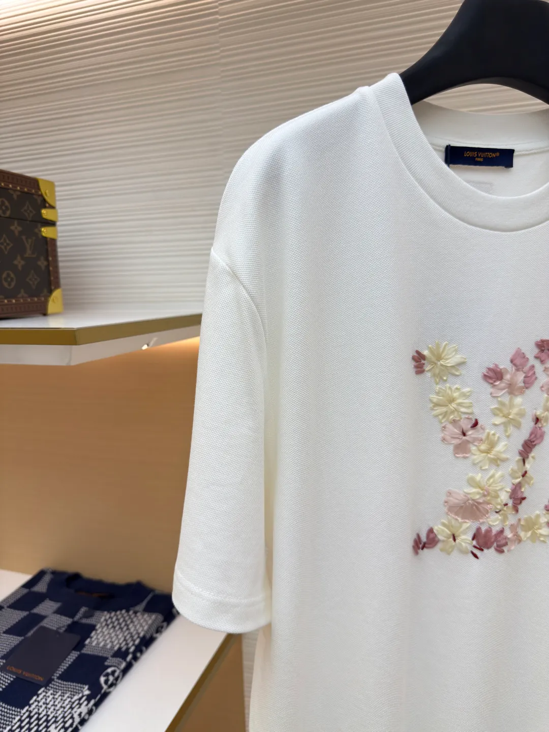 LOUIS VUITTON Ribbon Sakura Round Neck Short Sleeves ●Authentic product: purchased and developed by 13699 ●Item number: 1680199-A90 ●Fabric: pique cotton fabric ●Technology: embroidery production ●Version: fitted version ●Weight: about 360 grams ●Size: XS-S-M-L ●Description: 32S single yarn pique shirt fabric, 250g; matched with 32S double yarn stretcher thread, 320g. Comes with custom knitted flat machine thread. The fabric is made of high-quality cotton yarn with a yarn count of 32, which has high density and softness. Pure cotton yarn is used. This fabric has the natural advantages of pure cotton, which is soft and comfortable, has good hygroscopicity, and is not prone to static electricity. The pique structure is a special knitting method that forms a bead-like texture, giving the fabric surface a certain concavity and breathability. The texture of the paper bead gauze also makes the fabric more layered and three-dimensional, presenting a soft and textured appearance. The front ribbon logo embroidery is purely hand-positioned and produced. The logo pattern created by the embroidery and the bright ribbon shows a unique fusion of craftsmanship and reflects the combination of traditional craftsmanship and modern trend aesthetics. The ribbon material you choose is custom-dyed, and the thin ribbons are stitched with high density to create a three-dimensional effect; the outlines of petals and branches and leaves are highlighted by closely arranged silk threads. The overall wiring is straight and delicate, the fabric is comfortable and soft, and the color is consistent without color difference. It can be matched with the same style to create a fashionable look and control various occasions. Customized accessories, complete with three standards, same style for men and women!